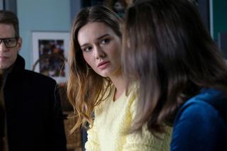 M jak miłość odc. 1794. Elka (Hanna Konarowska-Nowińska), Artur Nowakowski (Łukasz Garlicki), Franka (Dominika Kachlik)