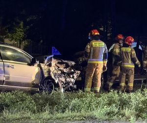  Tragedia na Modlińskiej. Dwie osobówki roztrzaskane. Są ofiary śmiertelne