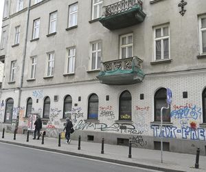 „To co robi miasto, to skandal”. Warszawa sprzedaje zabytkową kamienicę w centrum za grube miliony