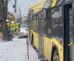 Autobus miejski staranował przystanek przy kościele 