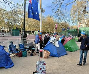 Oczekiwanie na koronację króla Karola III. Ludzie z całego świata rozbijają obozowiska pod Pałacem Buckingham