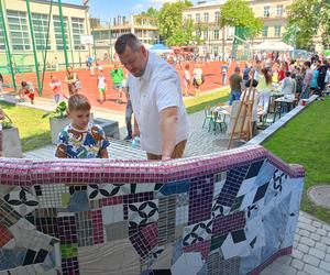 Nowa ławka Gaudiego została uroczyście odsłonięta podczas Pikniku Rodzinnego 2024 w siedleckiej Jedynce