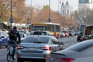Wszystkich Świętych 2025. Gdzie w Warszawie będą utrudnienia? Zamknięte ulice, zmiany w parkowaniu
