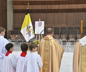 Warszawa żegna papieża Franciszka. Poruszające wpisy w Archikatedrze 