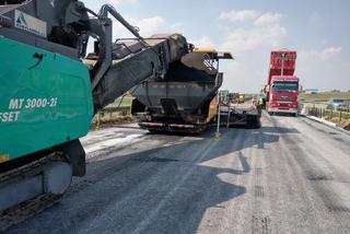 Remont na autostradzie A4 w środku lata. Kierowcy mdleją w korku, a służby rozdają wodę