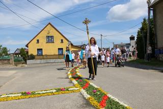 W Kluczu Procesja Bożego Ciała przeszła po kwietnych kobiercach