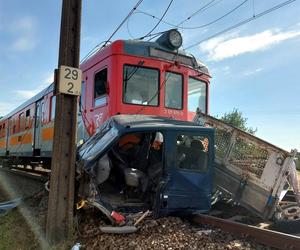 Dwie osoby nie żyją. Tragedia na przejeździe kolejowym. Pociąg zderzył się z samochodem