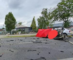 BMW zderzyło się z dwoma ciężarówkami 