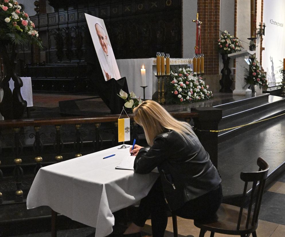 Warszawa żegna papieża Franciszka. Poruszające wpisy w Archikatedrze 