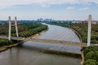 Most Siekierkowski na tle centrum Warszawy