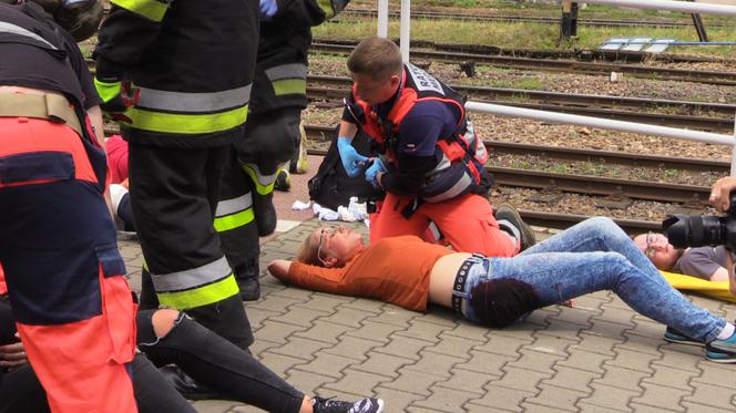 Bomba w pociągu i uwięzieni zakładnicy. Sceny jak z filmu akcji na dworcu w Płaszowie