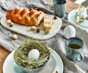 Wielkanocny stół pięknie nakryty - jajko w gniazdku