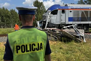 Tragedia na torach. Bus zderzył się z pociągiem. Kierowca nie żyje