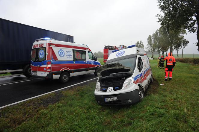 Wypadek karetki pogotowia. Ranny pacjent [ZDJĘCIA]