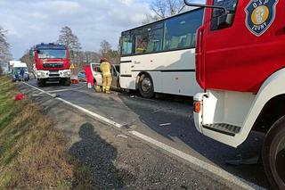 Dacia wjechała pod autobus z Milicza do Krotoszyna 