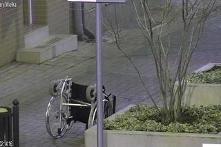 Niepełnosprawny mężczyzna spadł z wózka inwalidzkiego i leżał przy kwietniku 