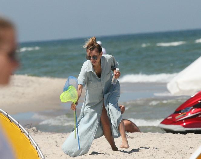 Agnieszka Dygant na plaży w Juracie
