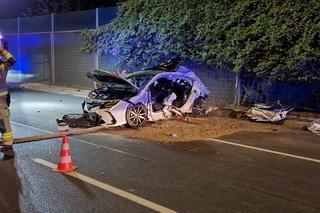 Dramatyczny wypadek w al. Prymasa Tysiąclecia. Zakleszczonego kierowcę strażacy musieli wycinać z wraku