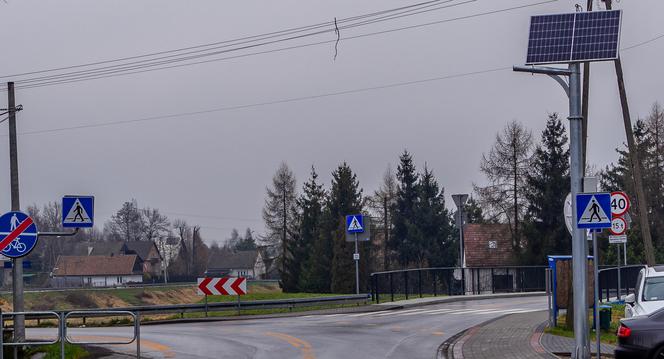 Ktoś ukradł znaki drogowe umieszczone na słupach kilka metrów nad ziemią