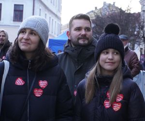 Na rynku w Tarnowie trwa koncert 33. Finału Wielkiej Orkiestry Świątecznej Pomocy. Tak bawią się mieszkańcy miasta