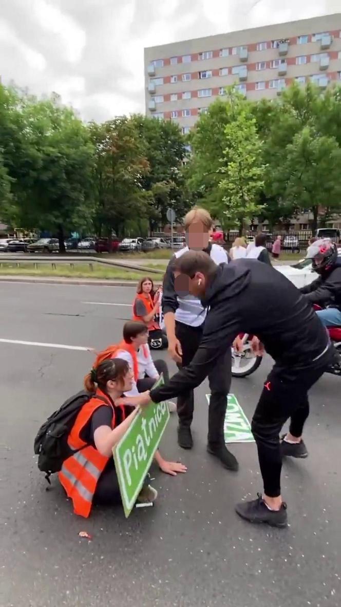 Gazem i gaśnicą w aktywistów. Kierowcy dostali furii. Blokada Czerniakowskiej wymknęła się spod kontroli