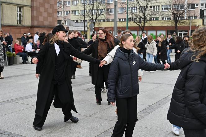 Maturzyści w Rudzie Śląskiej zatańczyli poloneza na rynku
