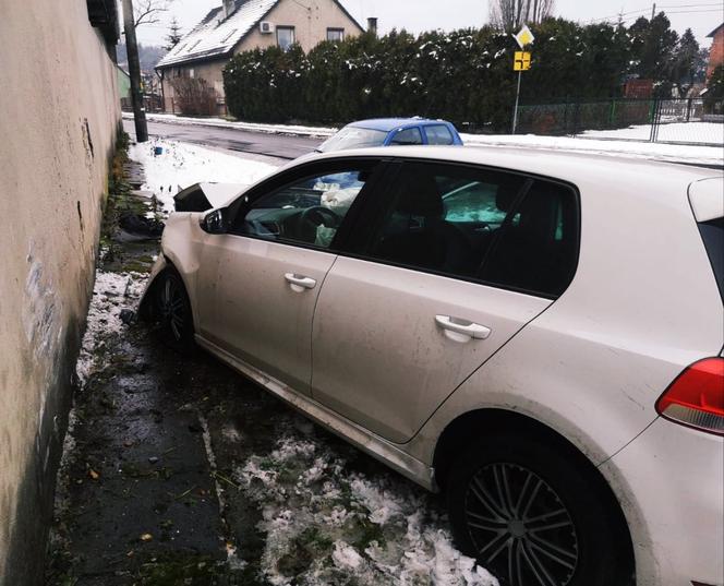 Volkswagen Golf rozbity o ścianę budynku