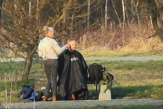 Sprytne! W Częstochowie fryzjerka strzygła klienta... na ławce w parku. Internauci zachwyceni [FOTO]