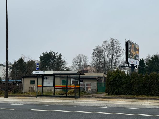 Absurd drogowy przy Strykowskiej. Dawny przejazd zablokował… przystanek autobusowy