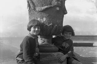 Dzieci na murku. Rok 1928