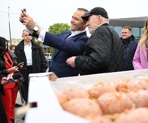 Karol Nawrocki w Gdańsku rozdawał pączki