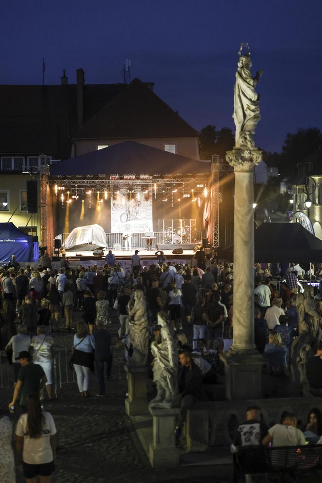 Cała na biało Maria Pakulnis szaleje z sierpem w Lubomierzu. Renata Dancewicz tym razem na spokojnie