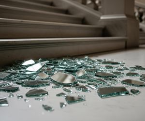 Sardyński polityk zniszczył witraż za miliony. Jak doszło do kompromitacji i cudu?