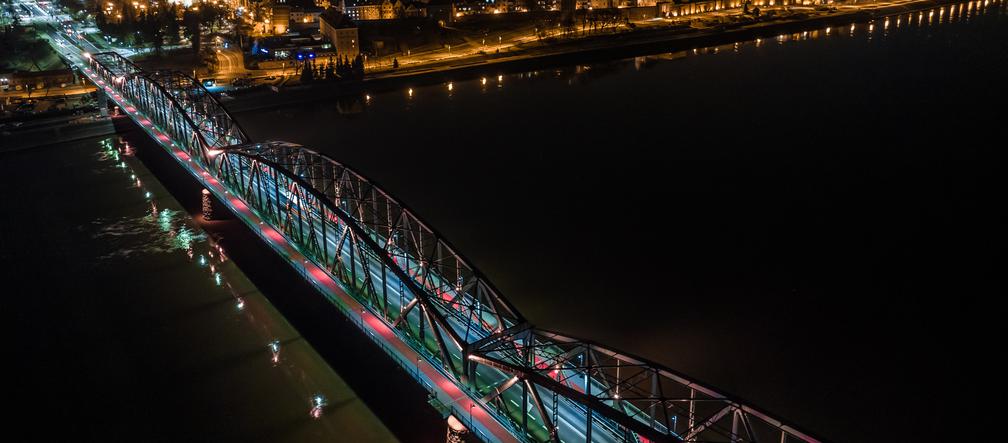 Nowy stary most im. Piłsudskiego w Toruniu. Nocna sceneria zachwyca