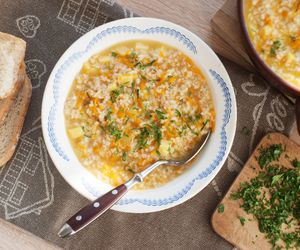 Krupnik na rosole - z kaszą jęczmienną i zieleniną. To idealna zupa na pierwsze chłody