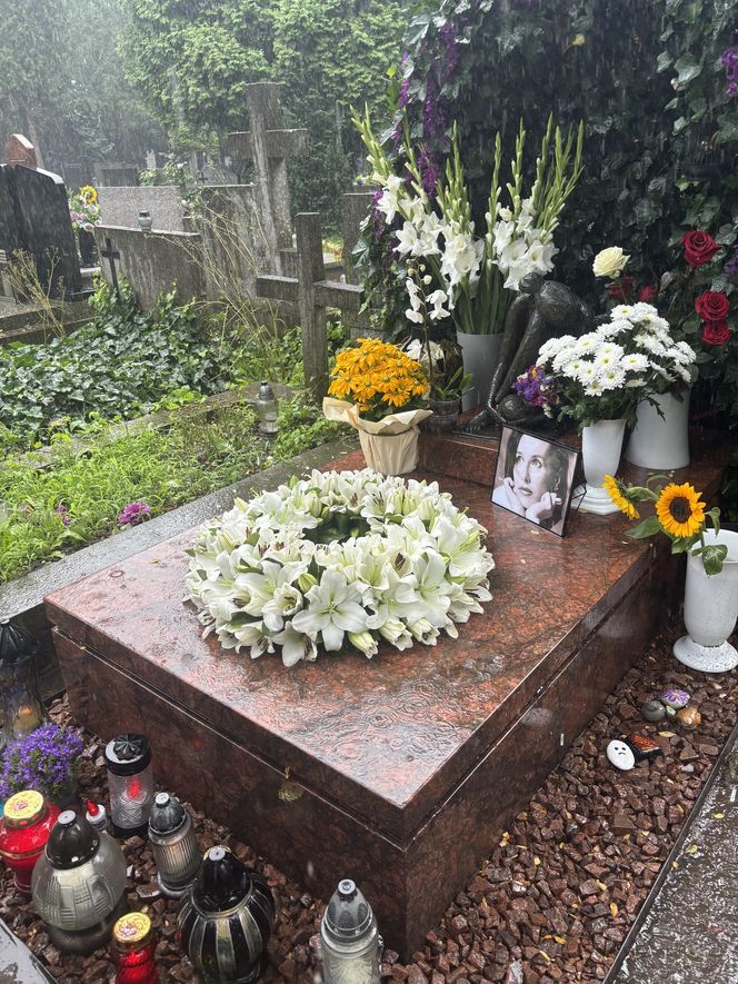 To już 7 lat, jak nie ma z nami Kory. Tak dzisiaj wygląda grób gwiazdy Maanamu