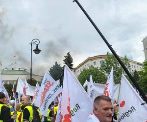 Protest hutników w Warszawie. Idą od Sejmu do Kancelarii Premiera