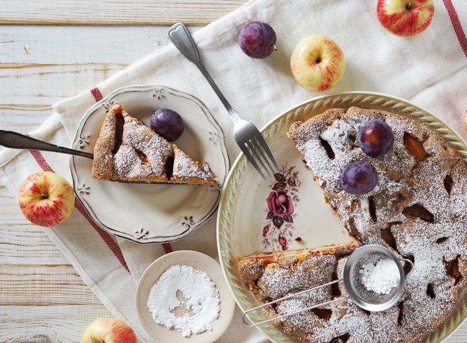 Obłędne ciasto twarogowe z jabłkami i śliwkami: każdy kęs to rozkosz dla podniebienia
