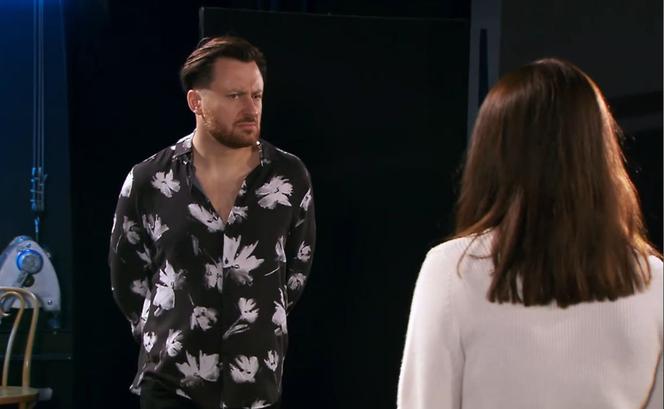 Na Wspólnej odc. 3277. reżyser Halicki (Adam Szczyszczaj), Marta (Joanna Jabłczyńska)