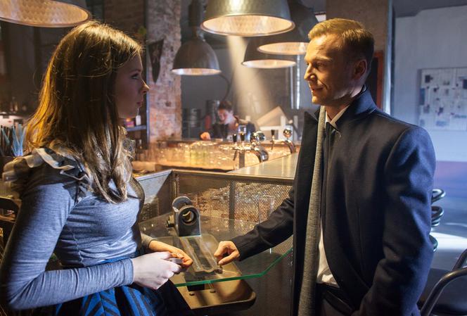 To nie koniec świata 2 sezon odcinek 16. Monika (Klaudia Halejcio), Paweł (Krystian Wieczorek)