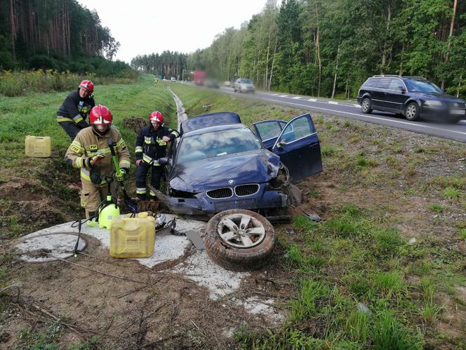 Dwie 18-latki rozbiły czarne BMW. Brawurowa jazda zakończyła się w rowie