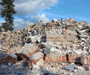 ​Koniec hotelu na lotnisku w Lesznie. Stary, zrujnowany obiekt został wyburzony