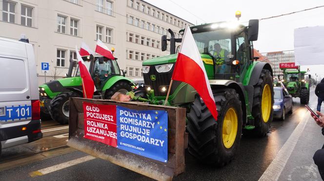 „Zielony Ład=Głód”, „Mleko nie jest z Biedronki”. Te hasła pojawiły się na proteście rolników w Olsztynie