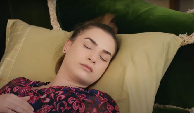 Ege śledzi Melis i dla zmyłki proponuje jej natychmiastowy ślub.