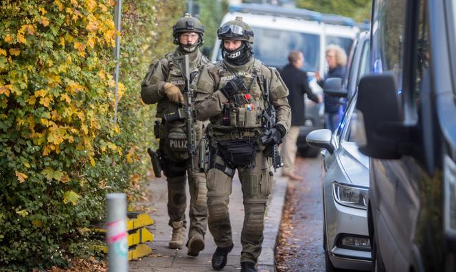 Niemieckie jednostki policji szturmują szkołę w Hamburgu po doniesieniach o bandycie