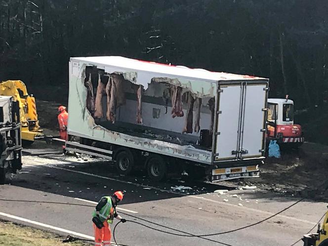 Przewrócony TIR na autostradzie