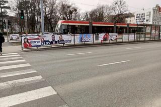 Plakaty na gdańskich ulicach.