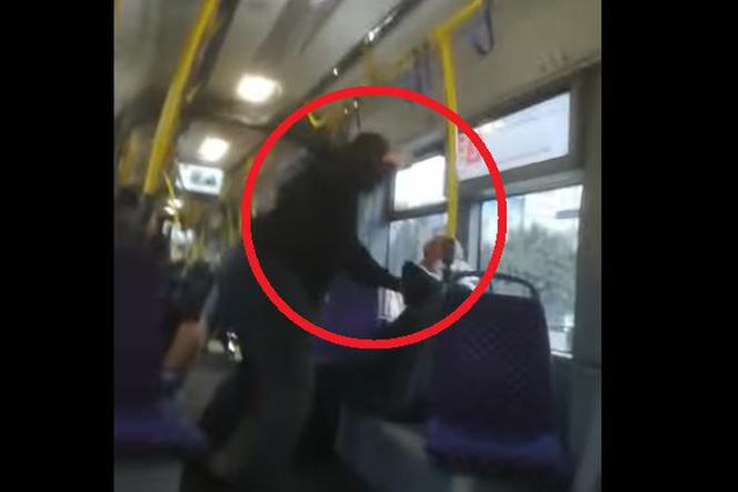 Brutalne pobicie starszego mężczyzny w bydgoskim tramwaju. 45-latek uszłyszał zarzuty! [WIDEO]