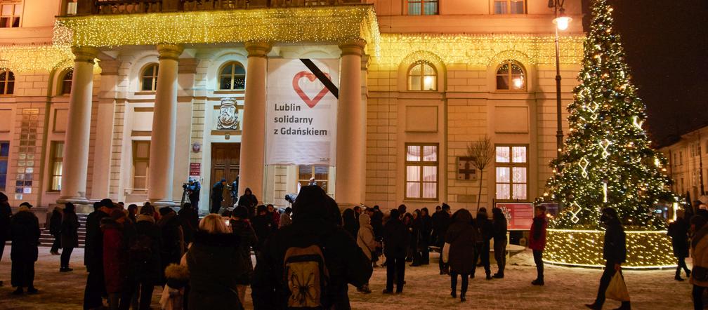 Lublin solidarny z Gdańskiem. Setki osób przed ratuszem