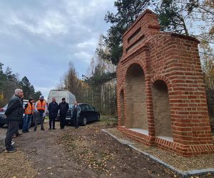 To jedna z najstarszych kapliczek warmińskich. Wyróżnia ją nietypowa architektura